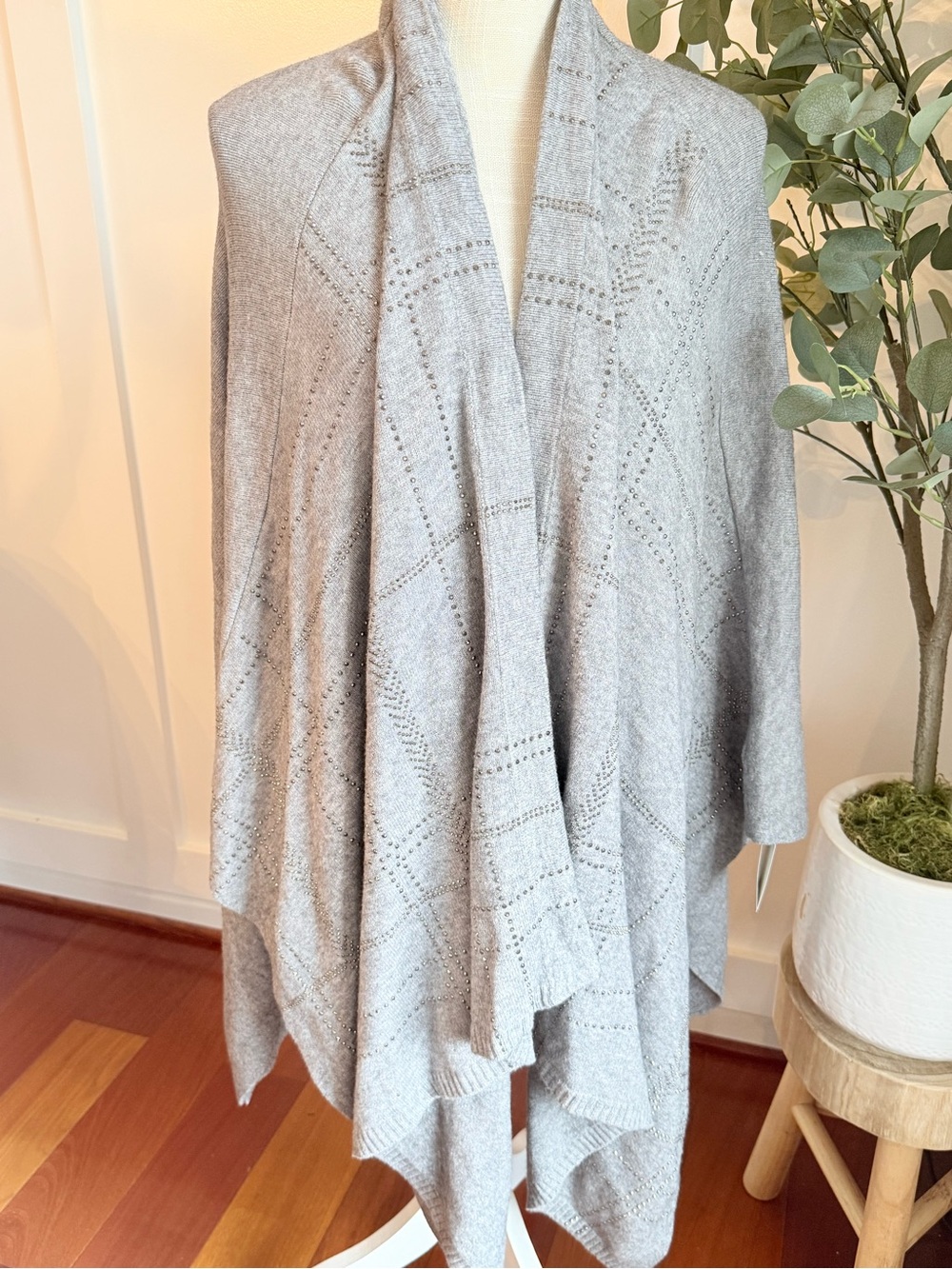 La Fiorentina Light Gray Knit Cape with Subtle Diamond Stitch NWT
